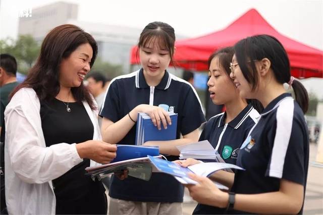 中職招生咨詢會現場火爆 升學就業雙軌并行，職業教育前景廣闊